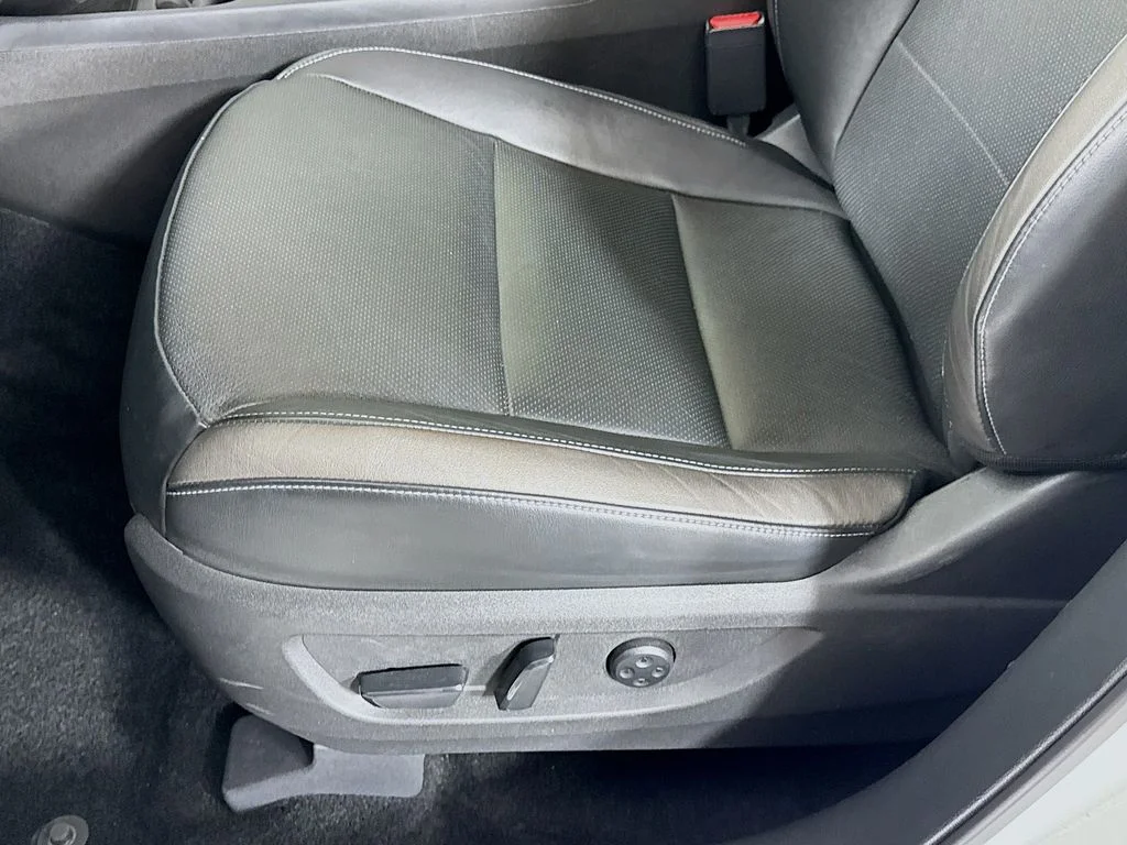 Certified Used 2023 White INFINITI LUXE image 24