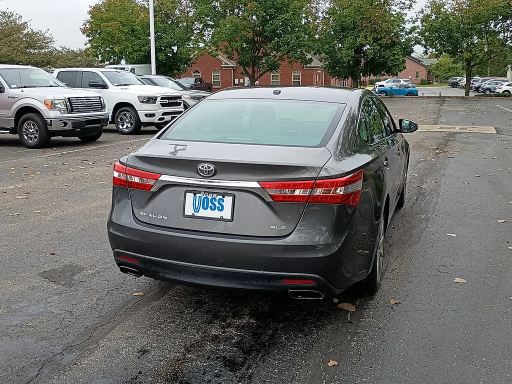 Used 2014 Magnetic Gray Metallic Toyota XLE image 3