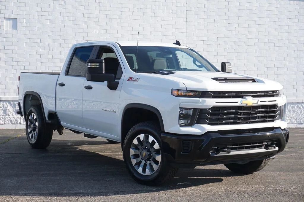 New 2026 Summit White Chevrolet Custom image 3