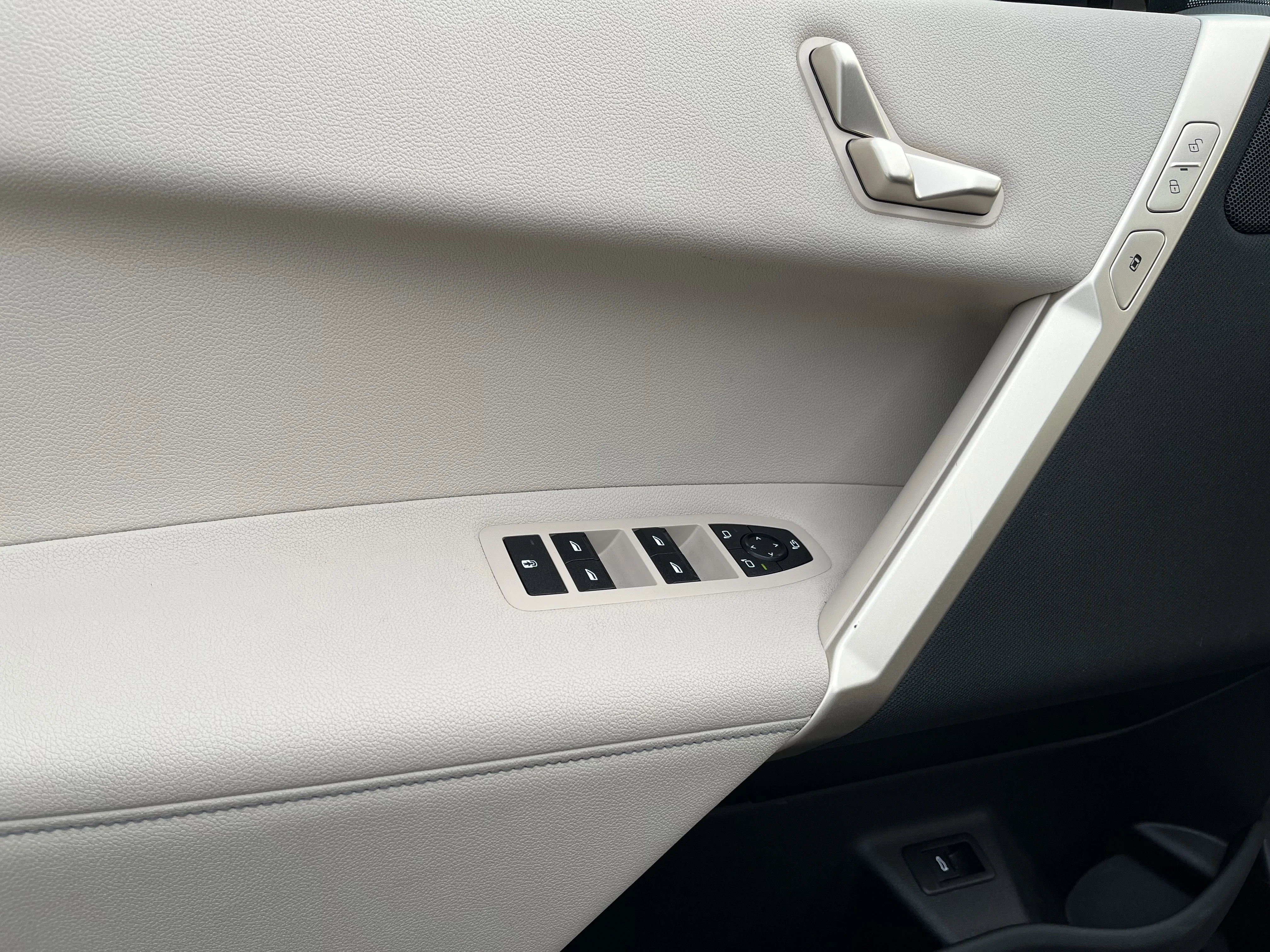 Used 2025 Blue Ridge Mountain Metallic BMW xDrive50 image 15