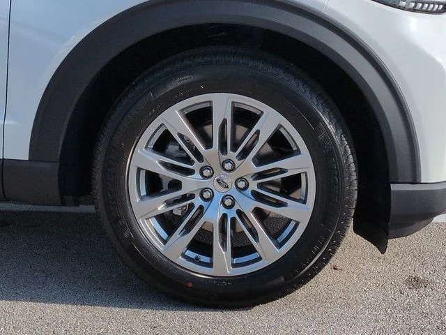New 2026 Star White Metallic Tri-Coat Ford Platinum™ image 11