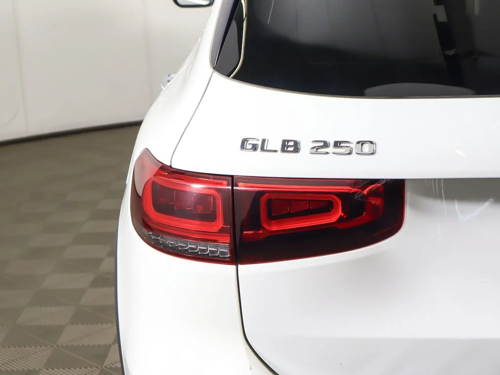 Used 2022 Polar White Mercedes-Benz GLB 250 image 16