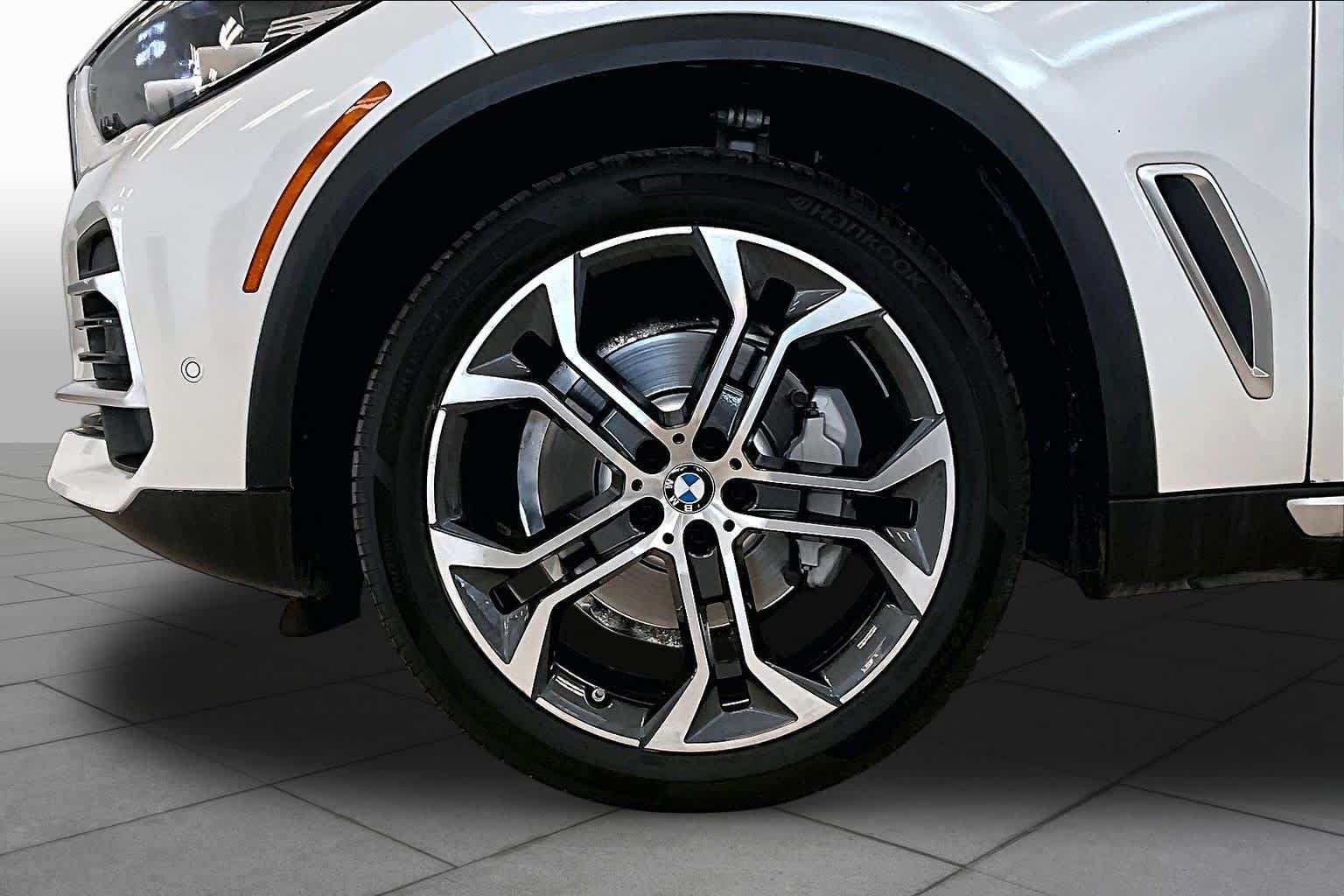 Used 2022 Mineral White Metallic BMW sDrive40i image 10