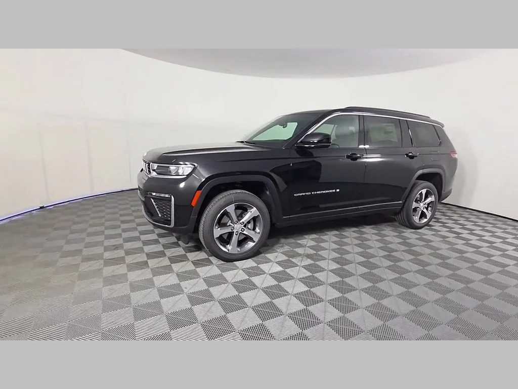 New 2026 Diamond Black Crystal Pearl-Coat Exterior Paint Jeep Limited image 35
