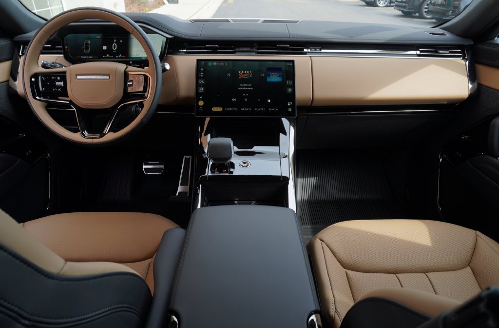 New 2026 Ostuni Pearl White Land Rover Dynamic SE image 9