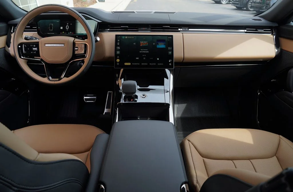 New 2026 Ostuni Pearl White Land Rover Dynamic SE image 10