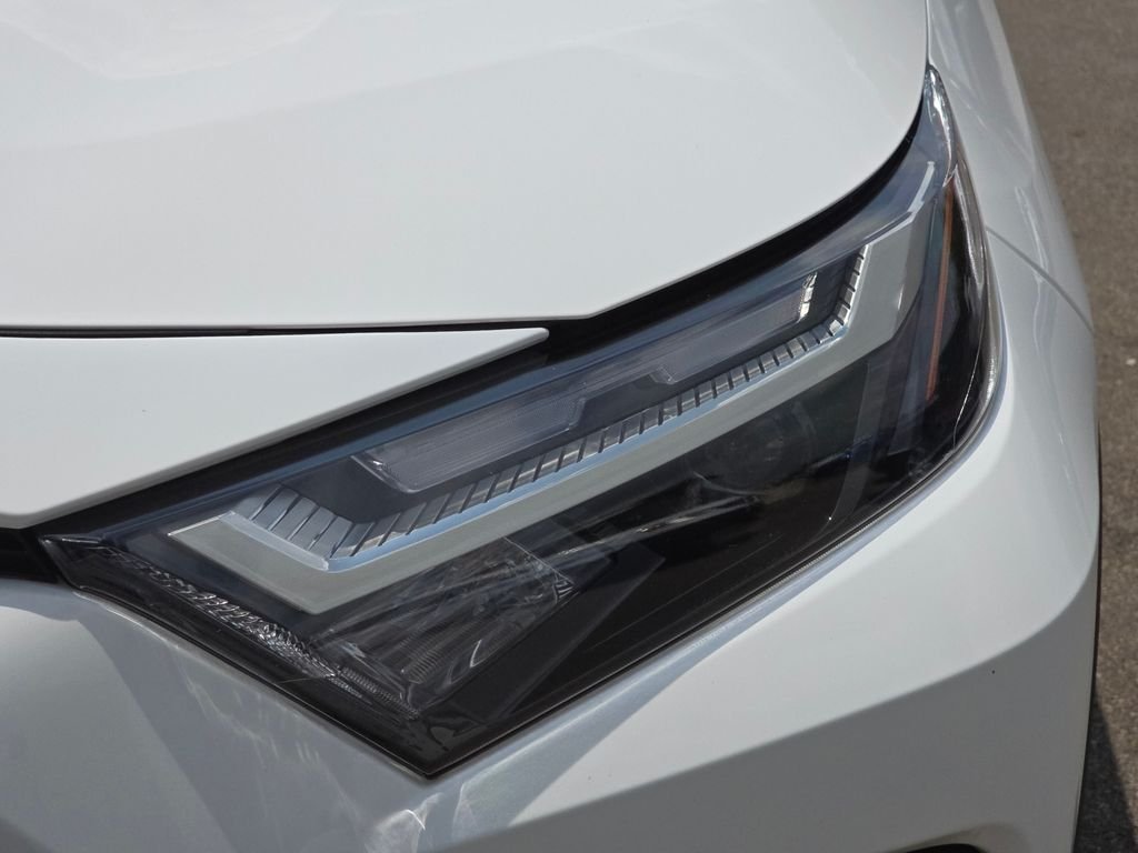 Used 2025 White Toyota XLE image 15