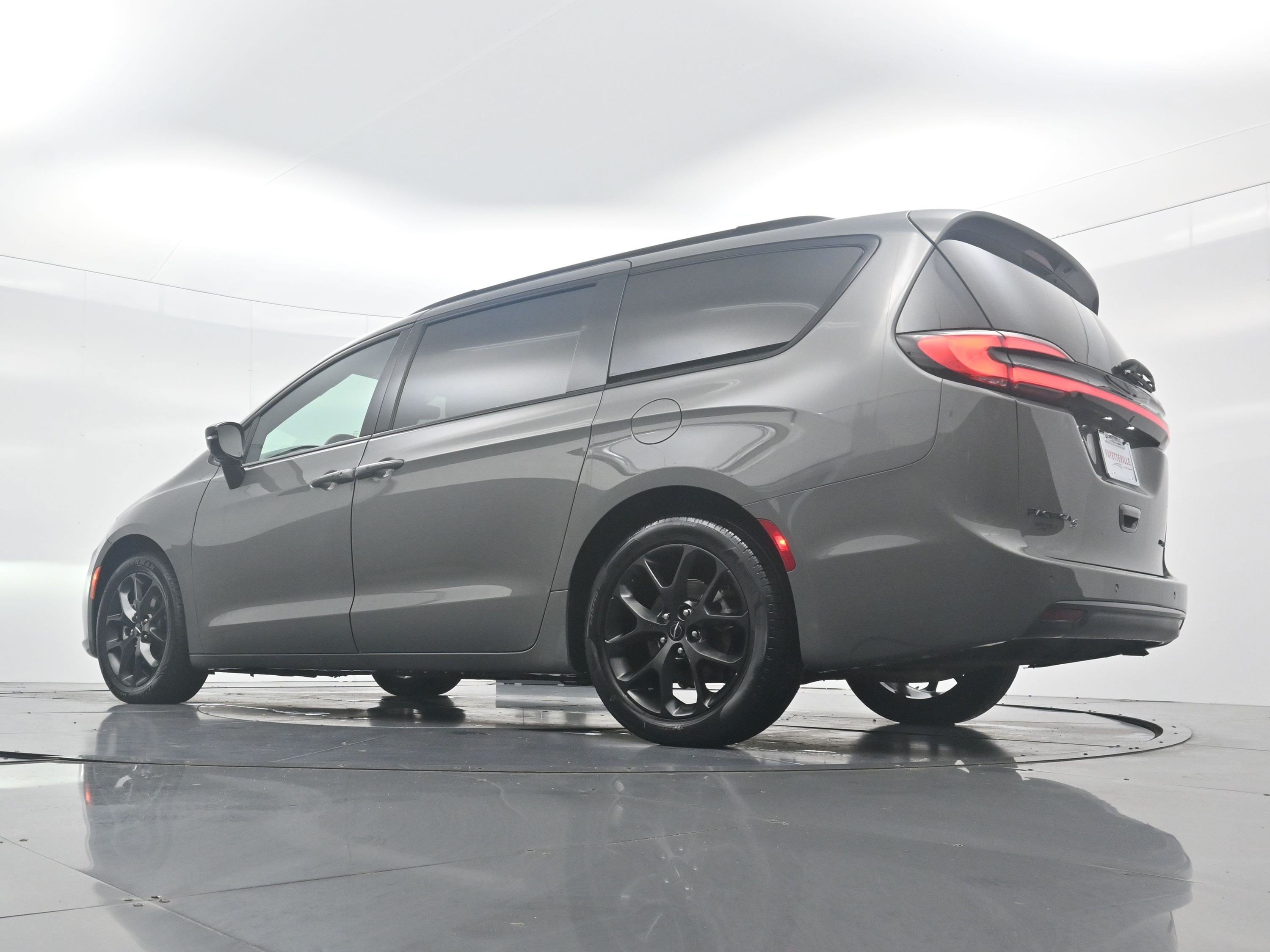 Used 2025 Ceramic Gray Clearcoat Chrysler Limited image 31