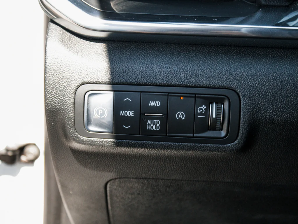 Used 2025  GMC AWD Elevation image 10