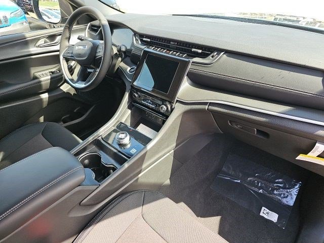 New 2026 Diamond Black Crystal Pearlcoat Jeep Laredo X image 12