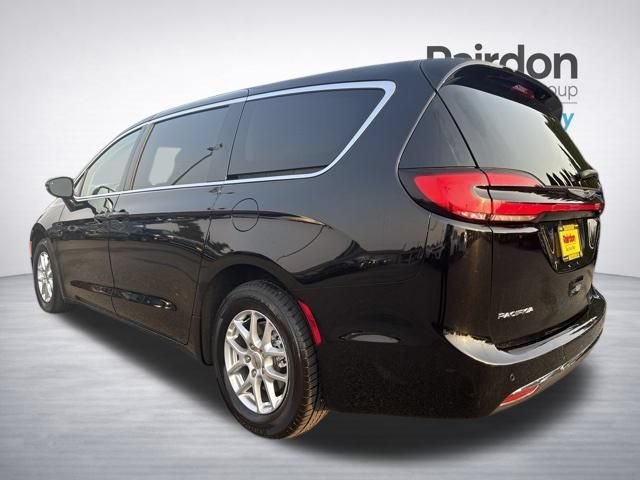 Used 2024 Diamond Black Crystal Pearlcoat Chrysler Touring L image 5