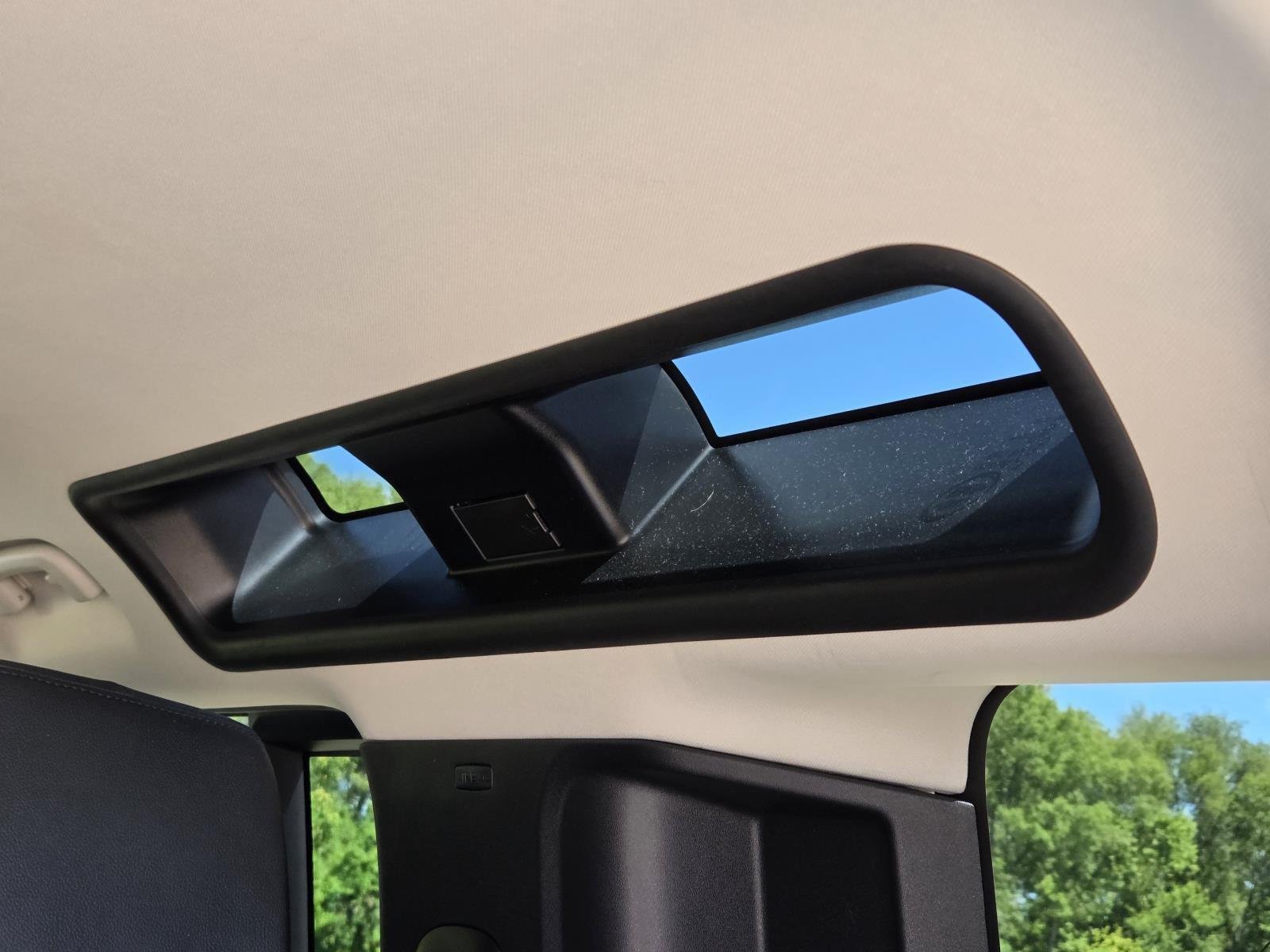 Used 2021 Fuji White Land Rover SE image 13