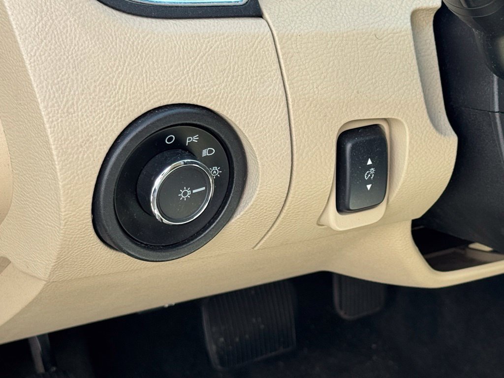 Used 2013 White Platinum Clearcoat Metallic Ford SEL image 7