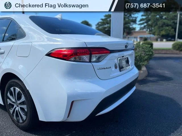 Used 2022 White Toyota LE image 9