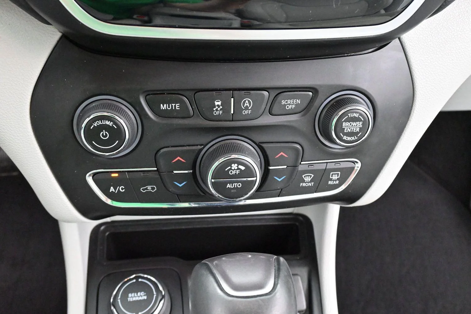 Used 2019 Bright White Clearcoat Jeep Limited image 22
