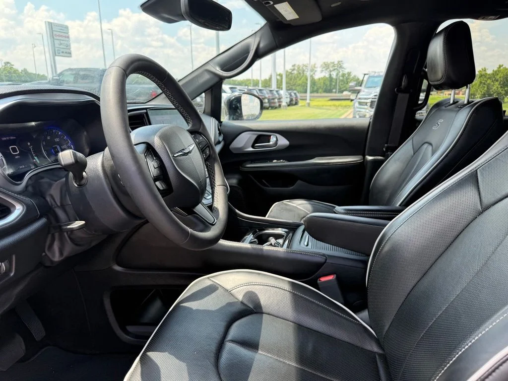 Used 2025 White Chrysler Limited image 4