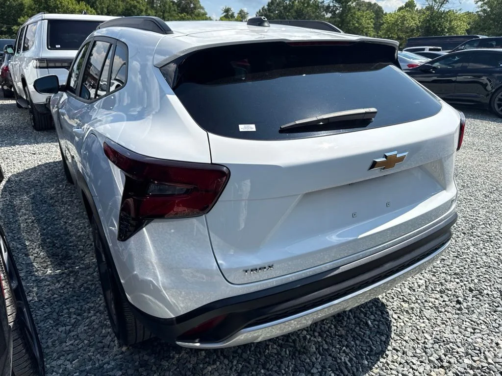 Used 2025 White Chevrolet LT image 4