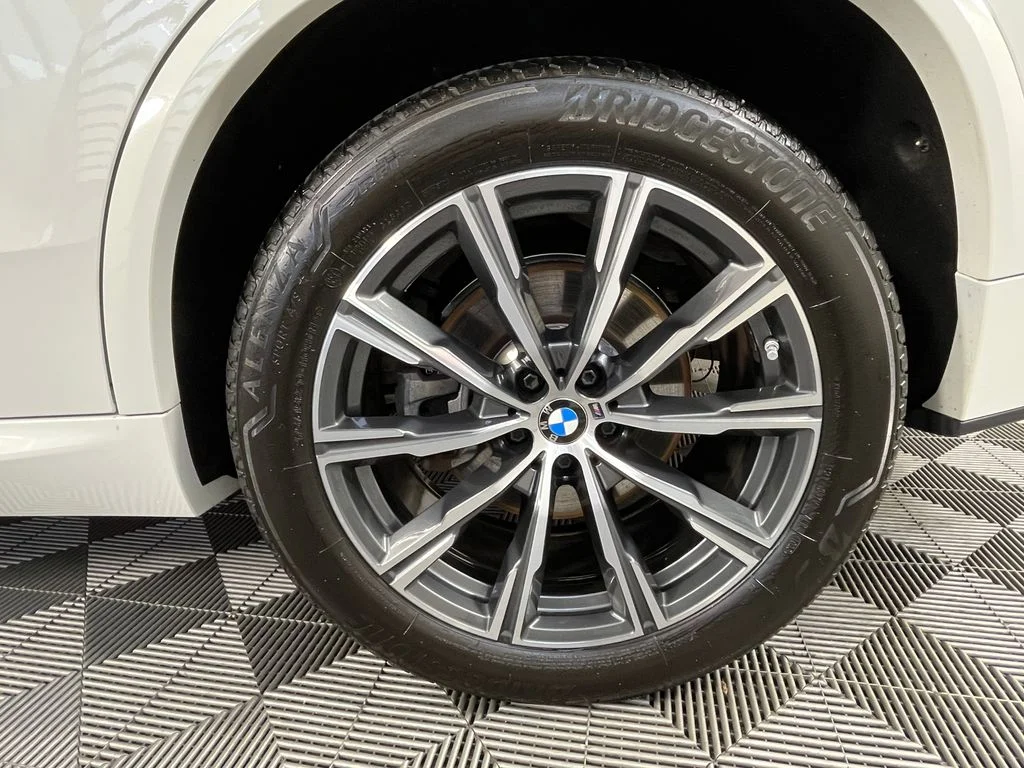 Used 2024 White BMW xDrive40i image 14