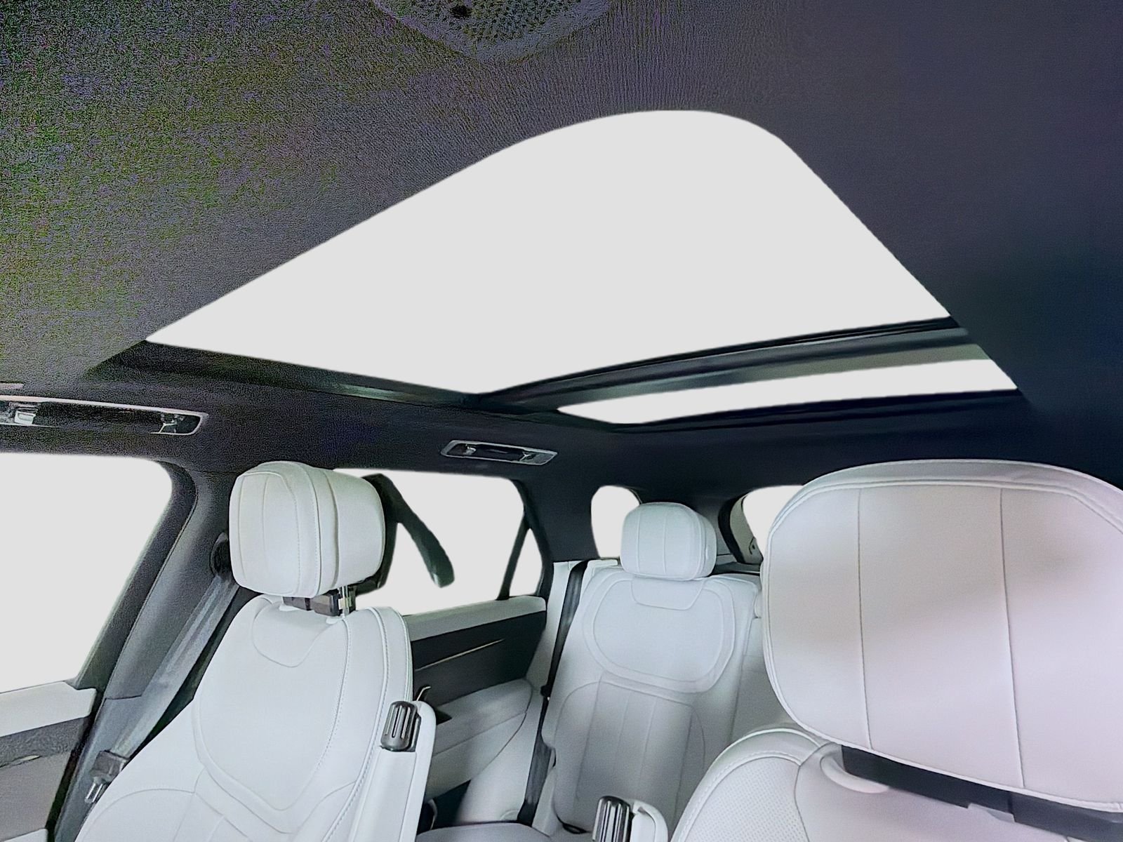 New 2026 Fuji White LAND ROVER SE image 9