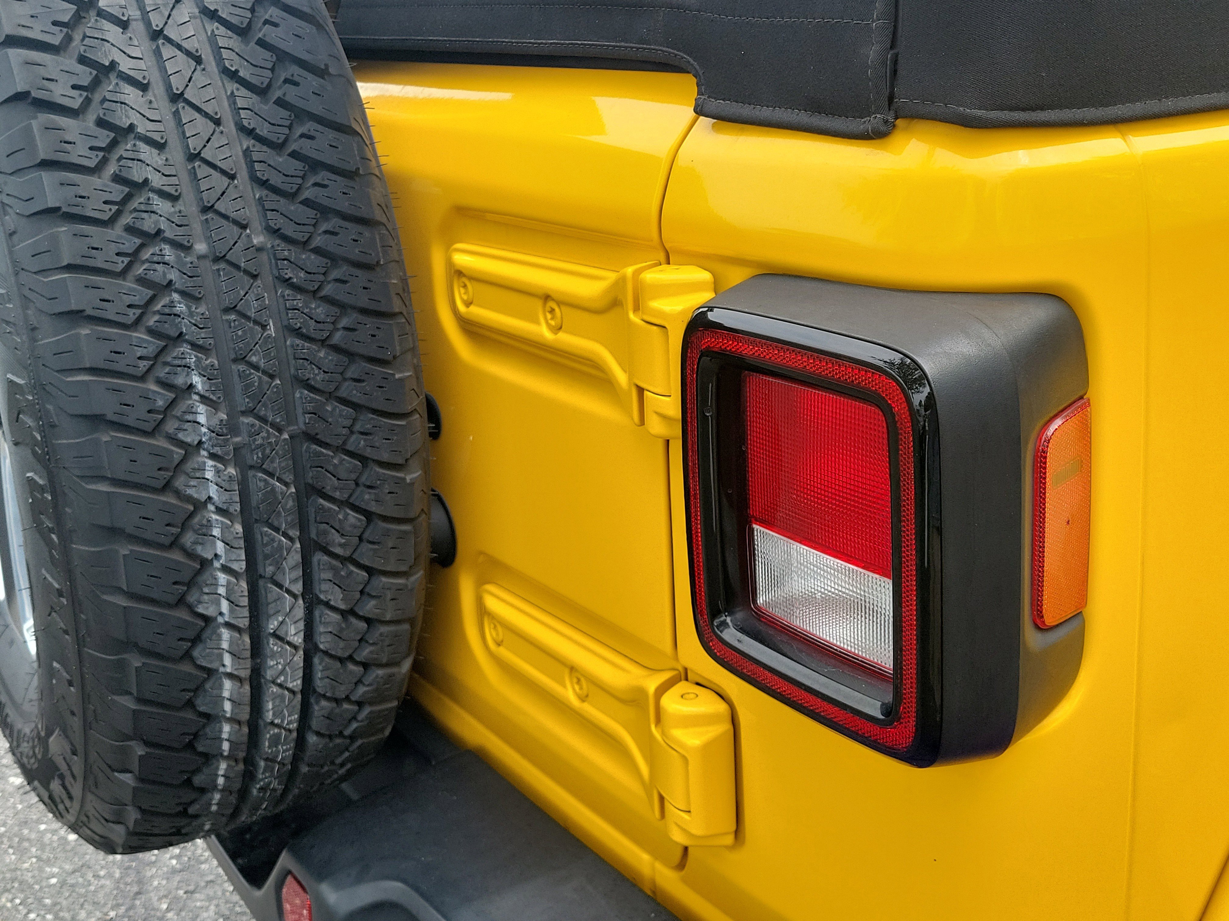 Used 2018 Hellayella Clearcoat Jeep Sahara image 11