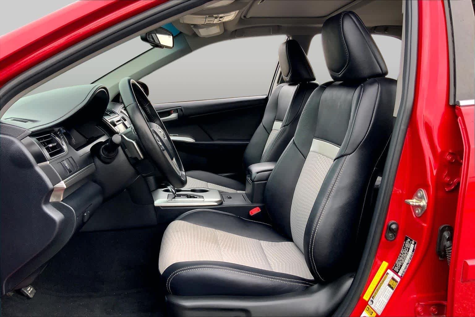 Used 2014 Barcelona Red Metallic Toyota SE image 8