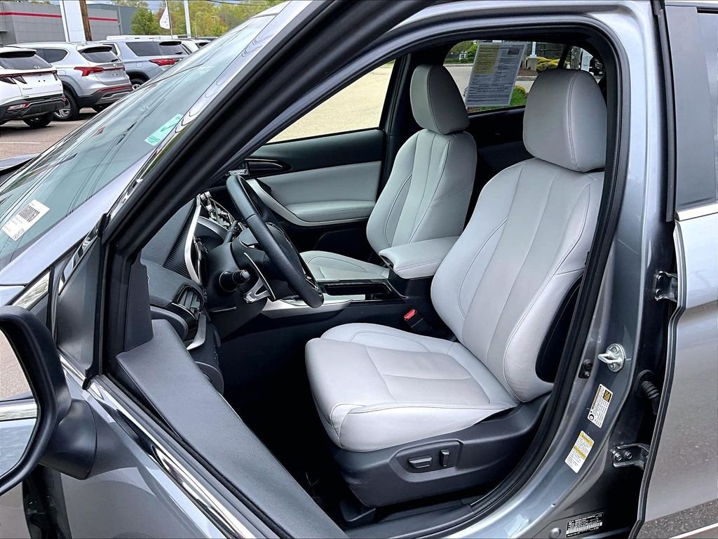 Used 2024 Gray Mitsubishi SE image 10