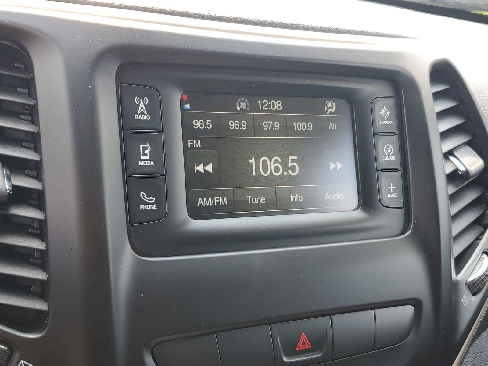 Used 2015 Silver Jeep Latitude image 9