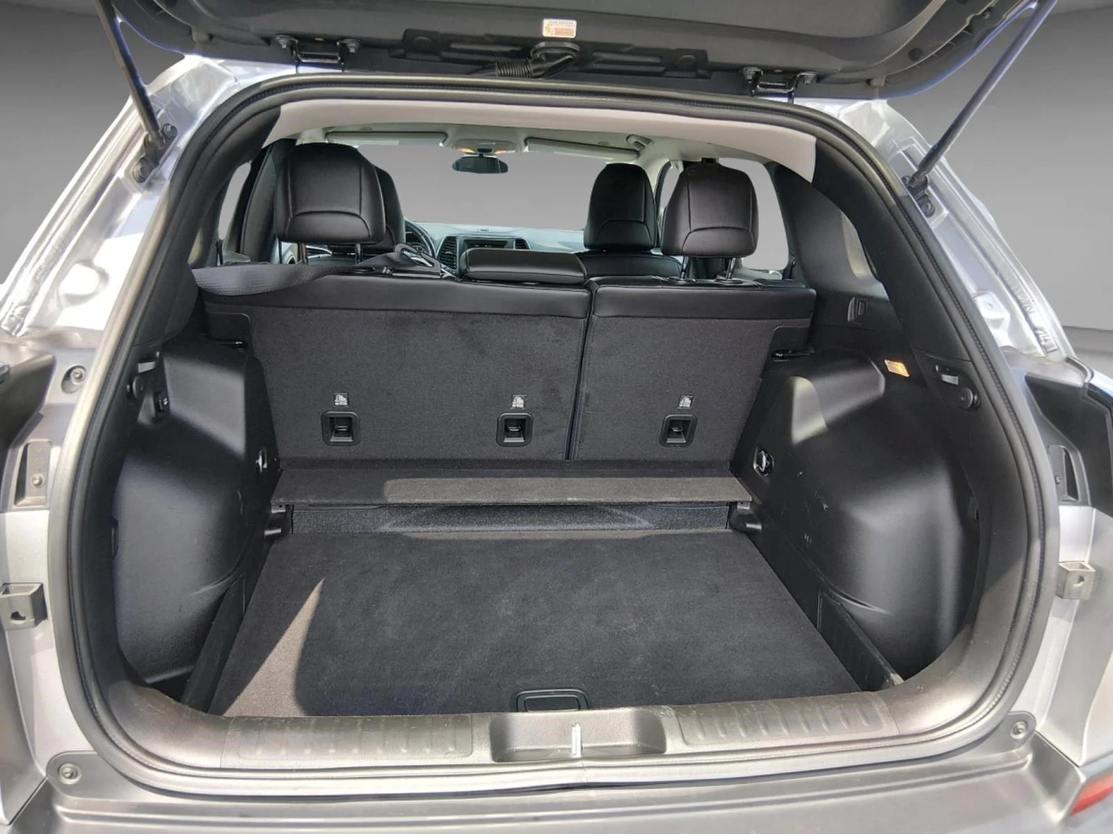Used 2019 Granite Crystal Metallic Clearcoat Jeep Latitude Plus image 25