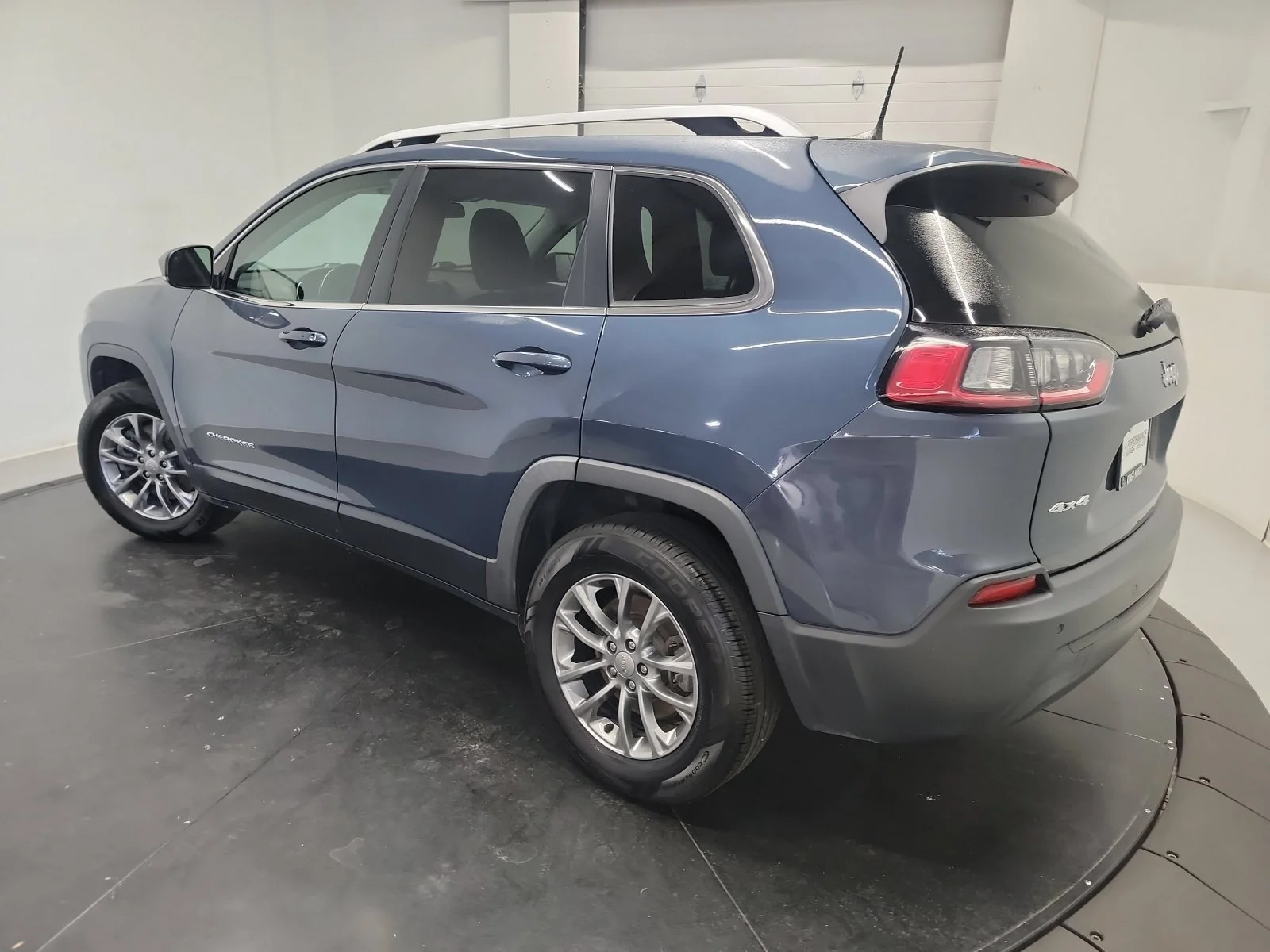 Used 2020 Slate Blue Pearlcoat Jeep Latitude Plus image 5