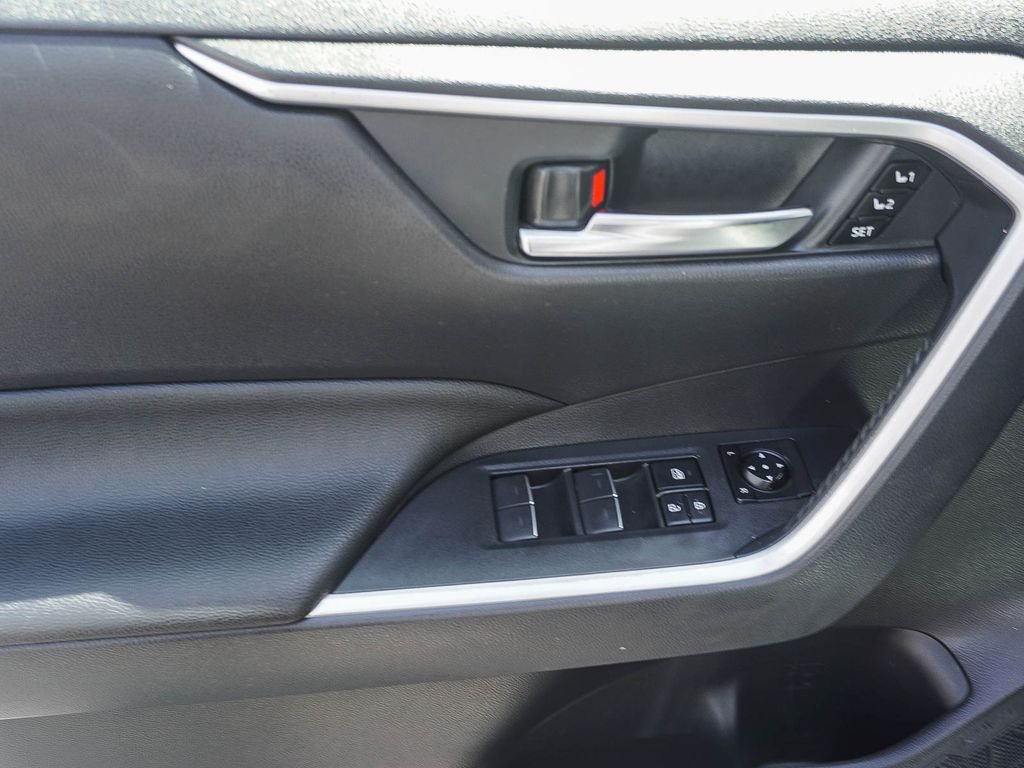 Used 2022 White Toyota XLE Premium image 18