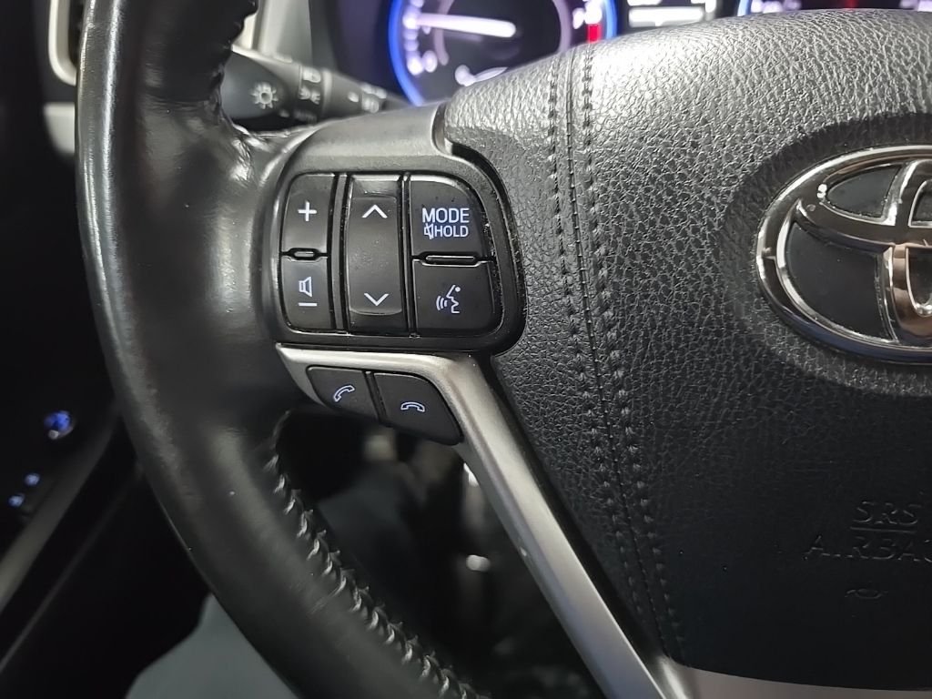 Used 2019 Silver Toyota XLE image 20