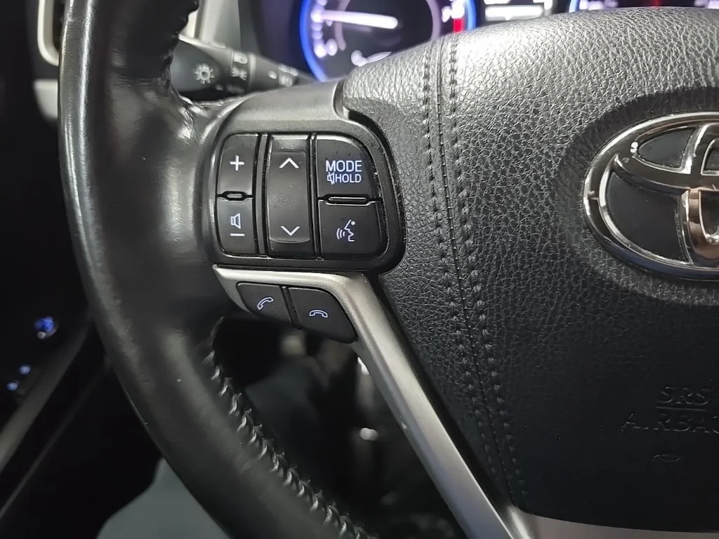 Used 2019 Silver Toyota XLE image 20
