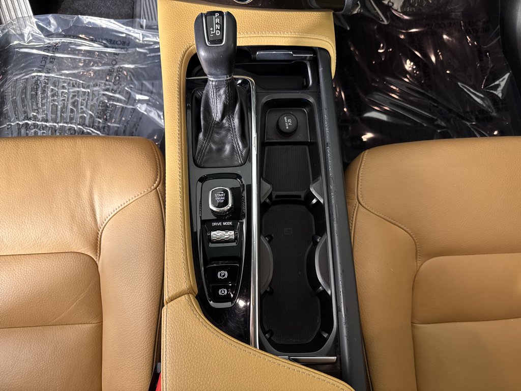 Used 2019 Onyx Black Metallic Volvo Momentum image 21