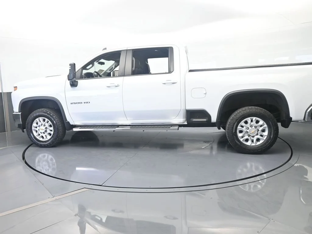 Used 2022 Summit White Chevrolet LT image 3