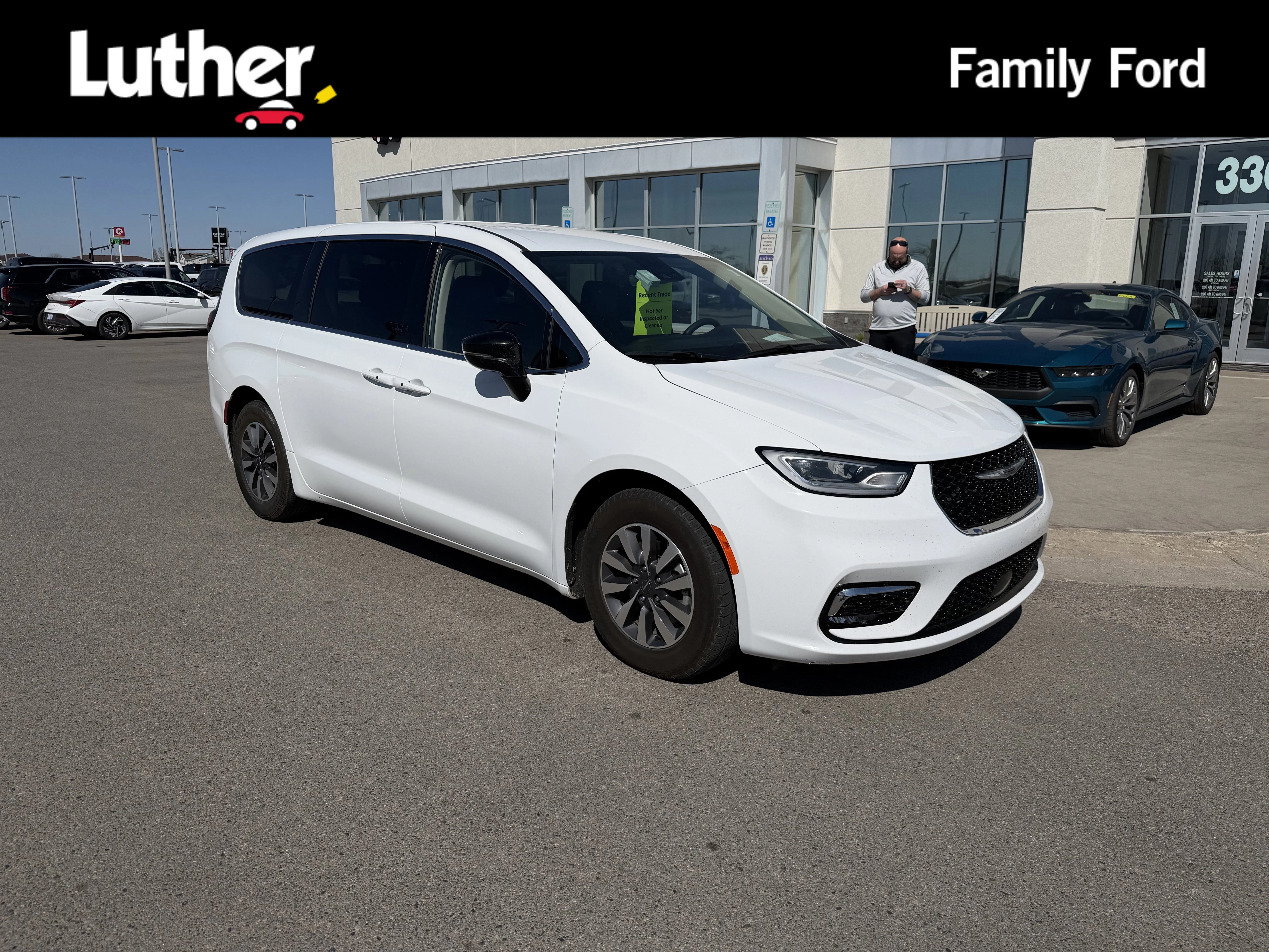 2024 Chrysler Pacifica PHEV Select