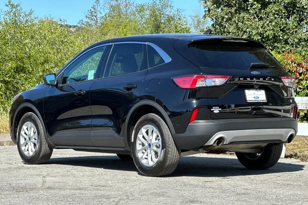 Used 2022 Black Ford SE image 8