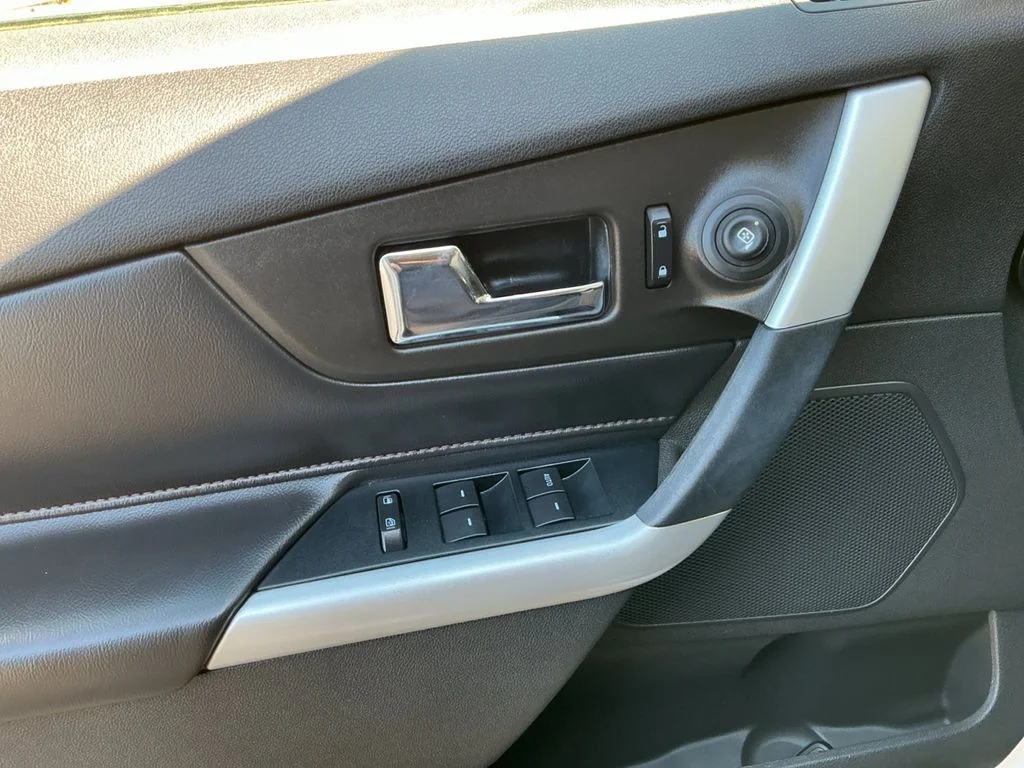 Used 2011 White Ford Limited image 10