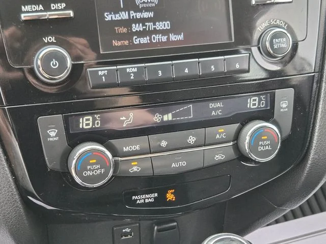 Used 2018 White Nissan  image 28