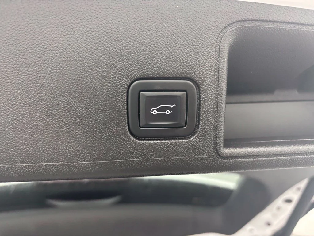 Used 2022 White GMC AT4 image 11