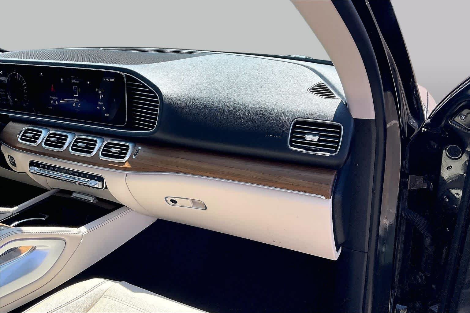 Used 2025 Obsidian Black Metallic Mercedes-Benz GLE 450e image 17