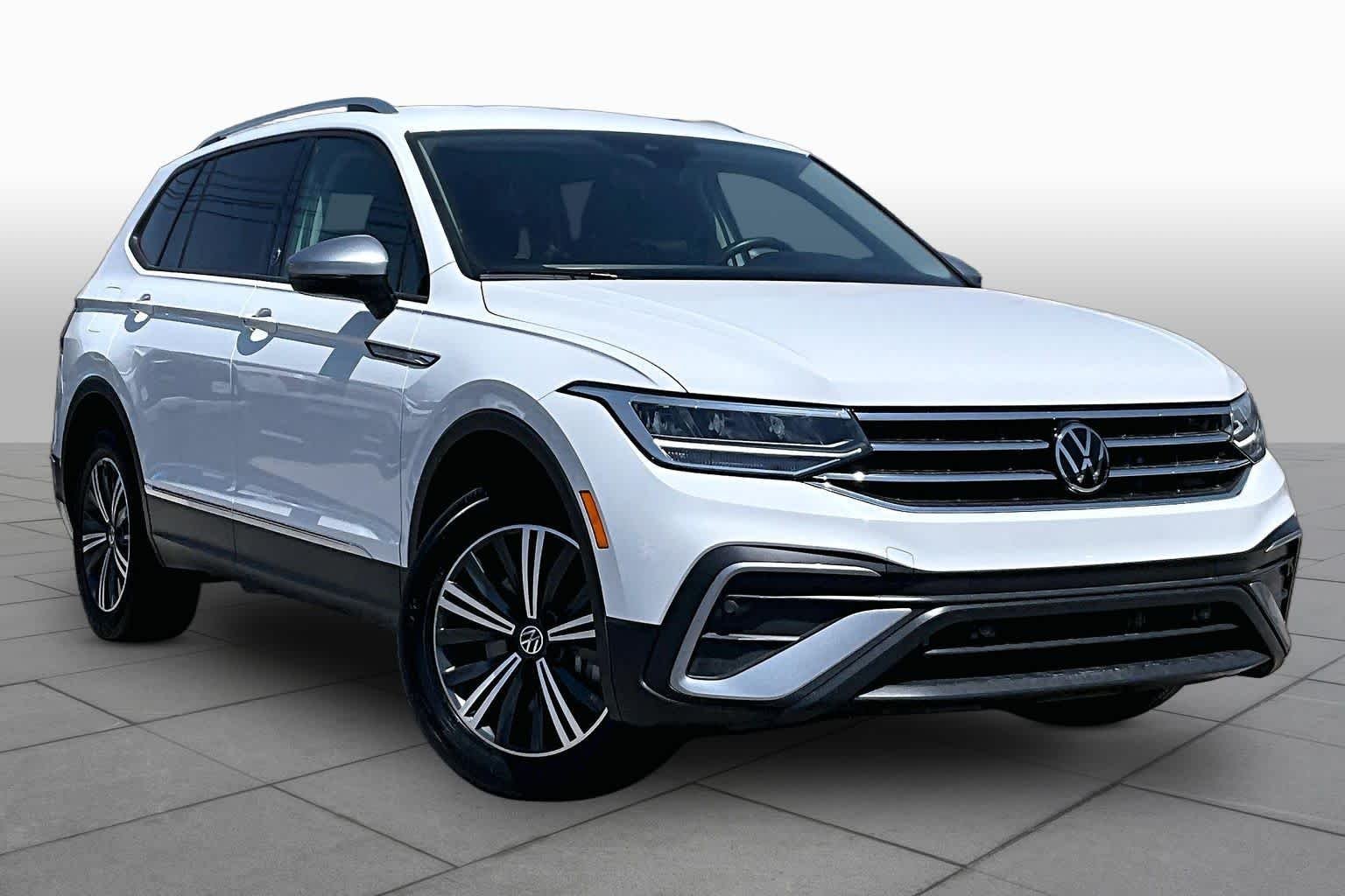 Used 2024 Pure White Volkswagen SE image 3