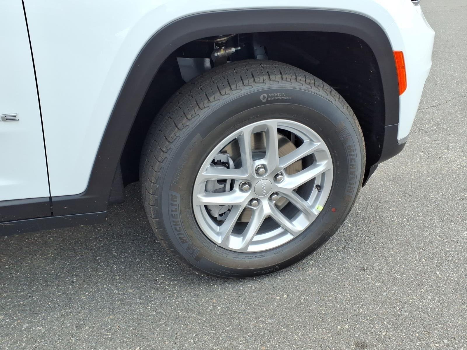 New 2026 Bright White Clear-Coat Exterior Paint Jeep Laredo image 11