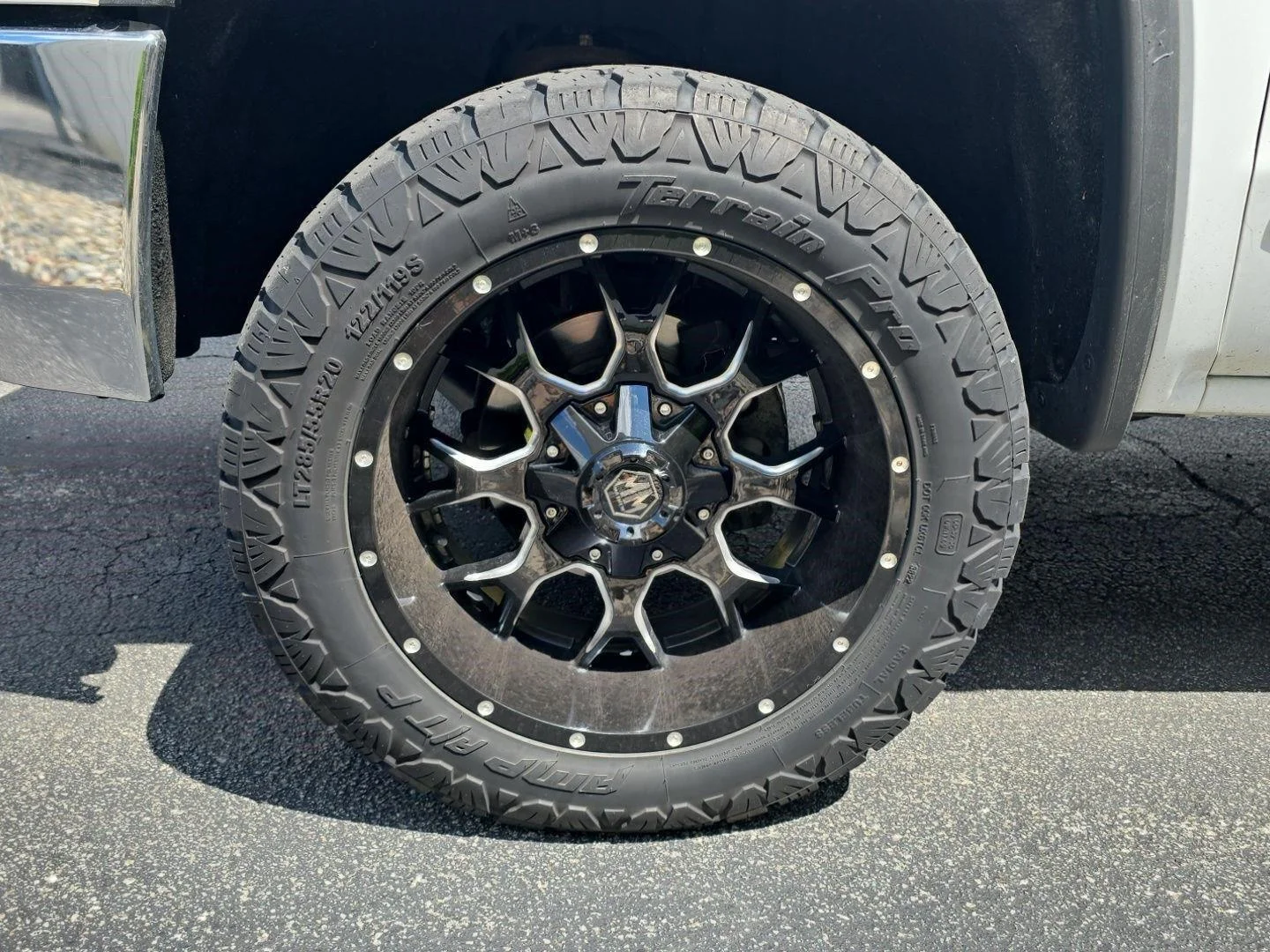 Used 2019 Summit White GMC SLE image 5