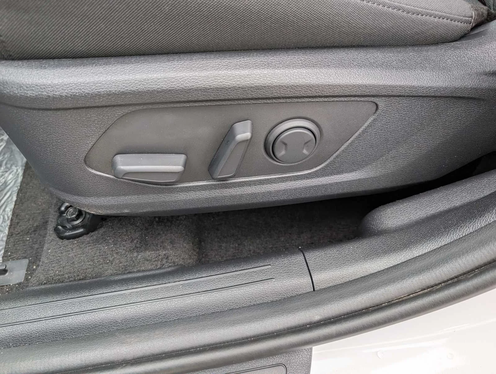 New 2026 Glacial White Pearl Kia LX image 29