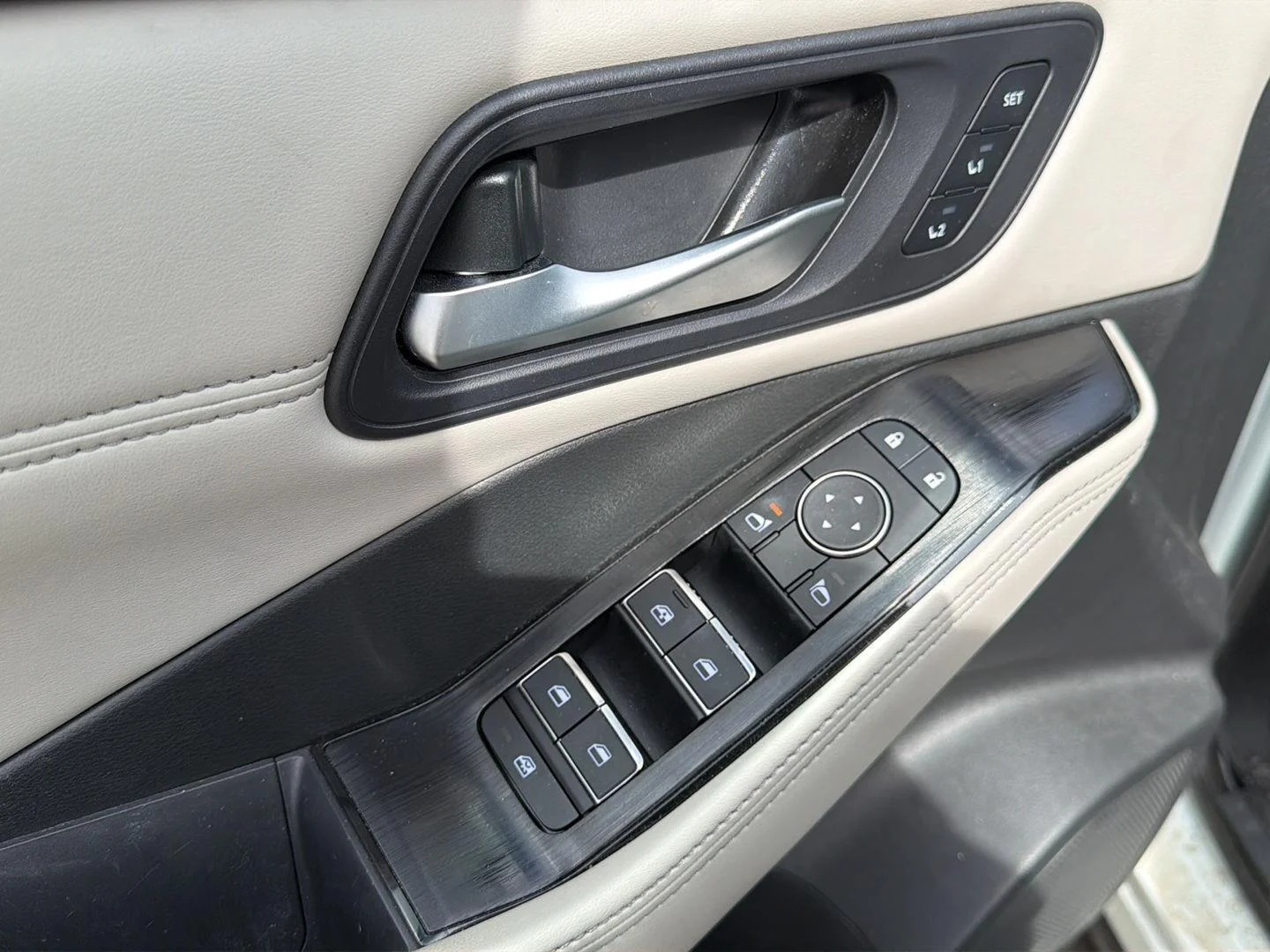 Used 2023 Pearl White Tricoat Nissan SL image 9