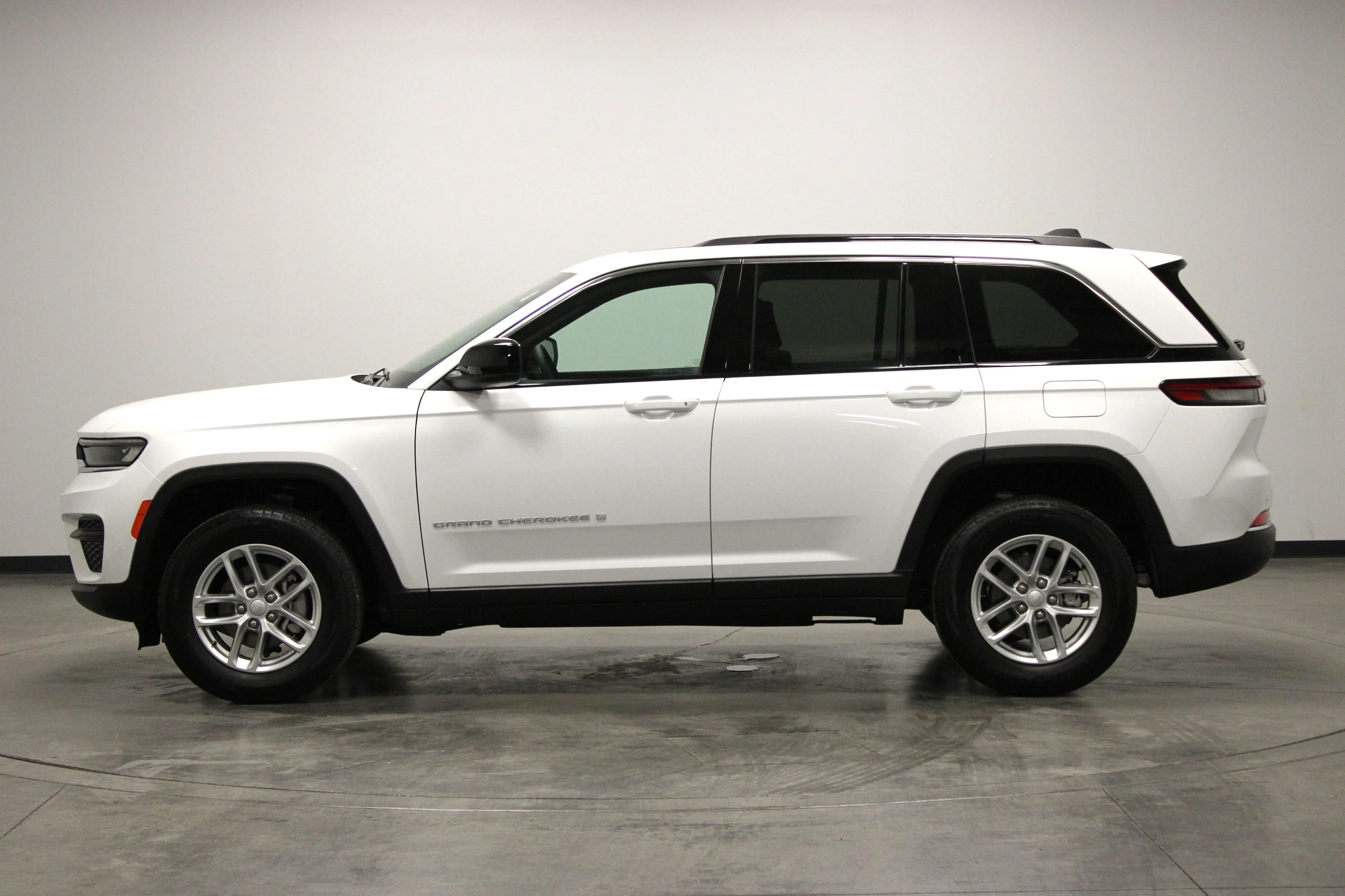Used 2025 Bright White Clearcoat Jeep Laredo X image 5
