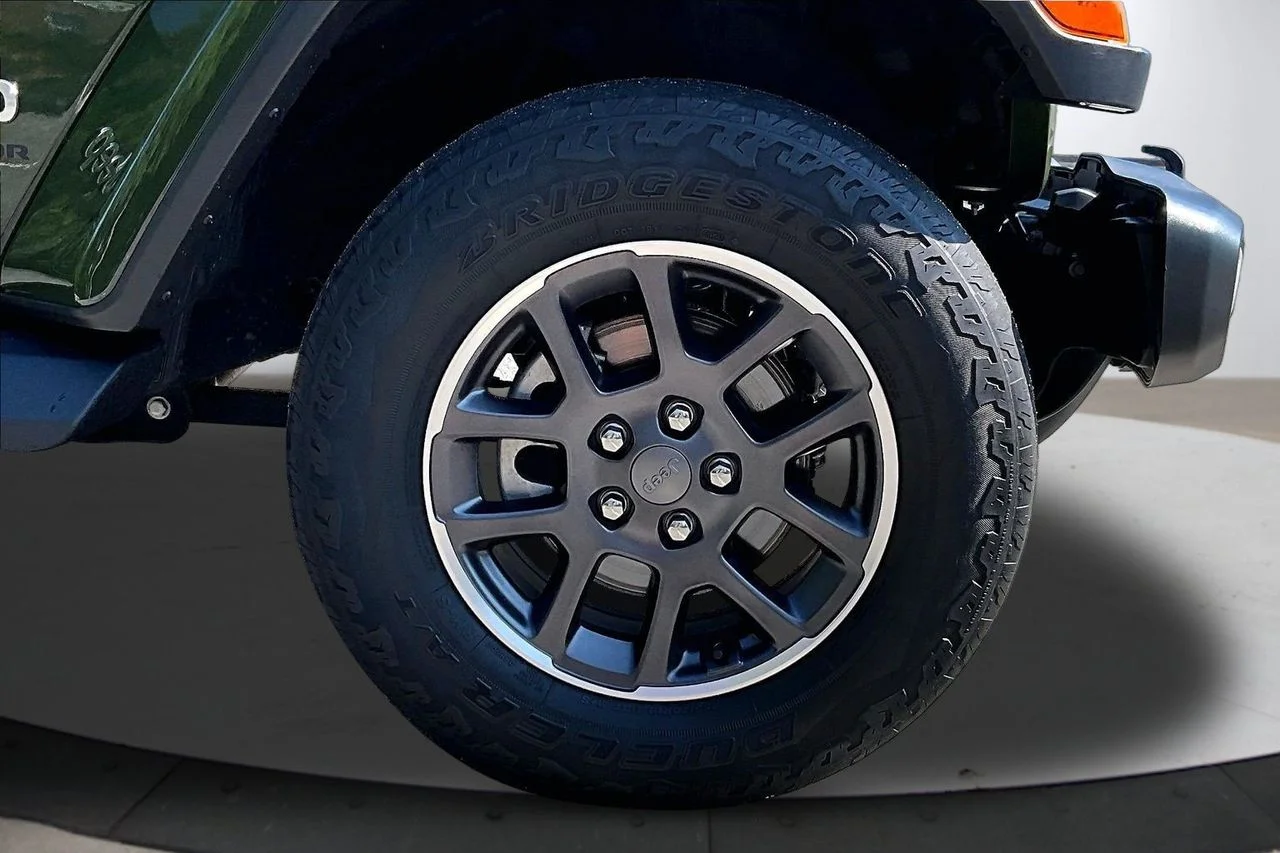 Used 2022 Green Jeep Overland image 33