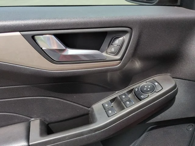 Used 2021 Red Ford SE image 24