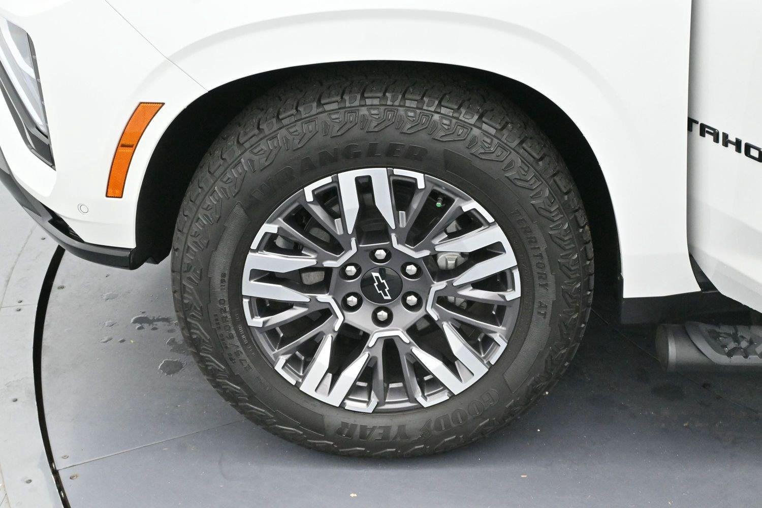Used 2025 Iridescent Pearl Tricoat Chevrolet Z71 image 32