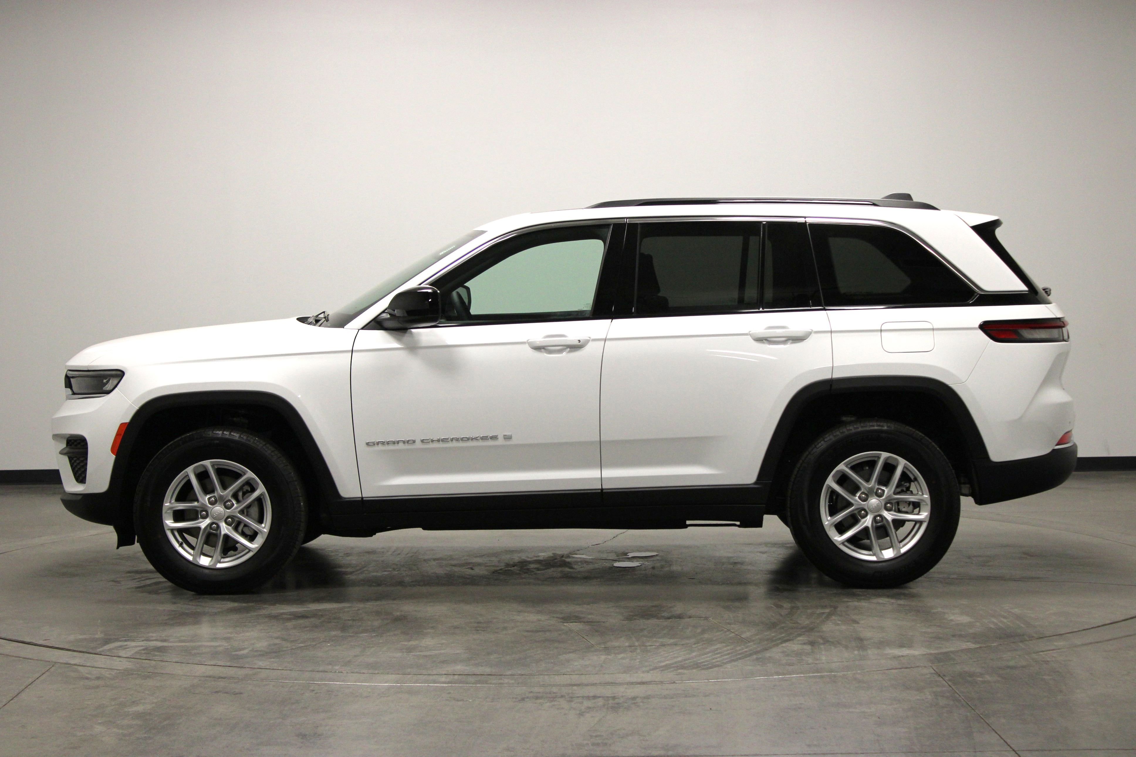 Used 2025 Bright White Clearcoat Jeep Laredo X image 5